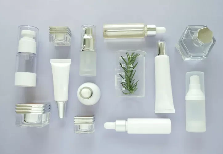 Disruptores Endócrinos e Acne Adulta: O Que Você Precisa Saber para uma Pele Saudável